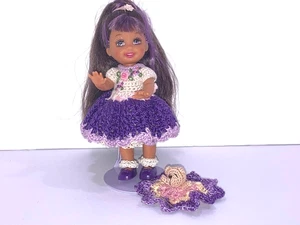 Barbie Hispana Kelly Chelsie, Traje de Ganchillo, Amigurumi y Kaiser Stand - Imagen 1 de 4