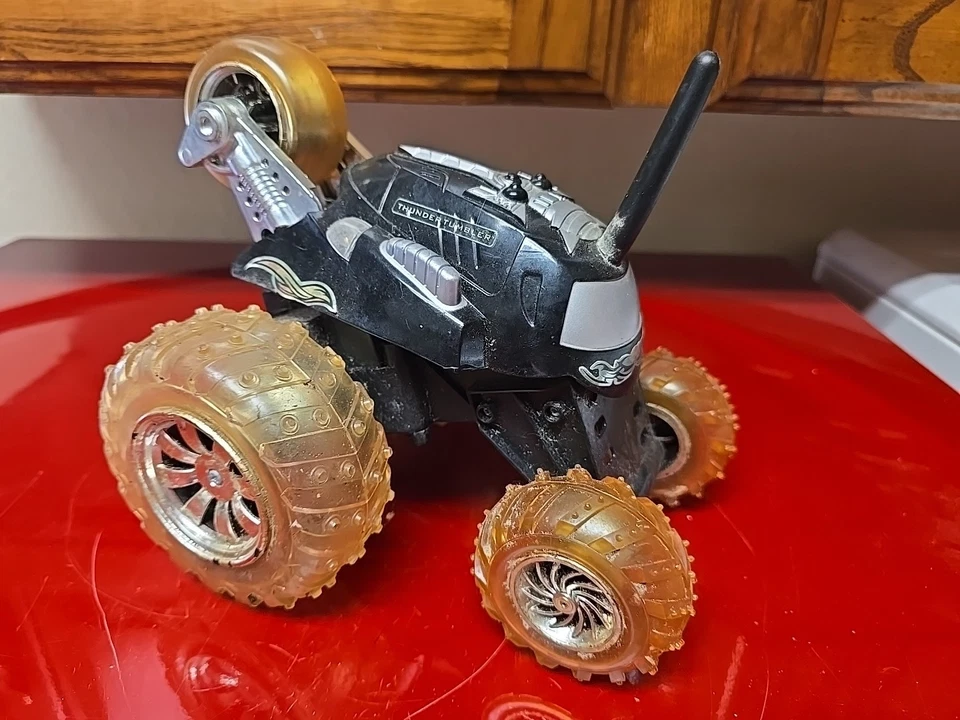 Thunder Tumbler Control Remoto Coche Dorado y Negro Sin Batería Sin Controlador Foto 1 de 4