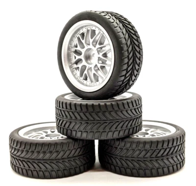 RC SCRAPYARD Ruedas de radios metálicos plateados de 26 mm 1/10 radiocontrol y neumáticos de carreras de carretera - vendedor del Reino Unido