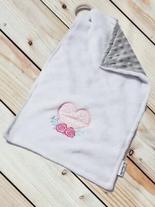 Schöne Minky Decke mit abnehmbarem Holzbeißring ~ besticktes Herz ~ Valentinstag - Bild 1 von 2