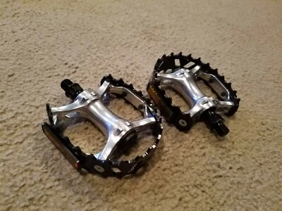 2 NOVOS PEDAIS DE BICICLETA ESTILO GARRA DE URSO COM REFLETORES PRETO, 1/2"", BMX, CRUSERS - Imagem 1 de 4
