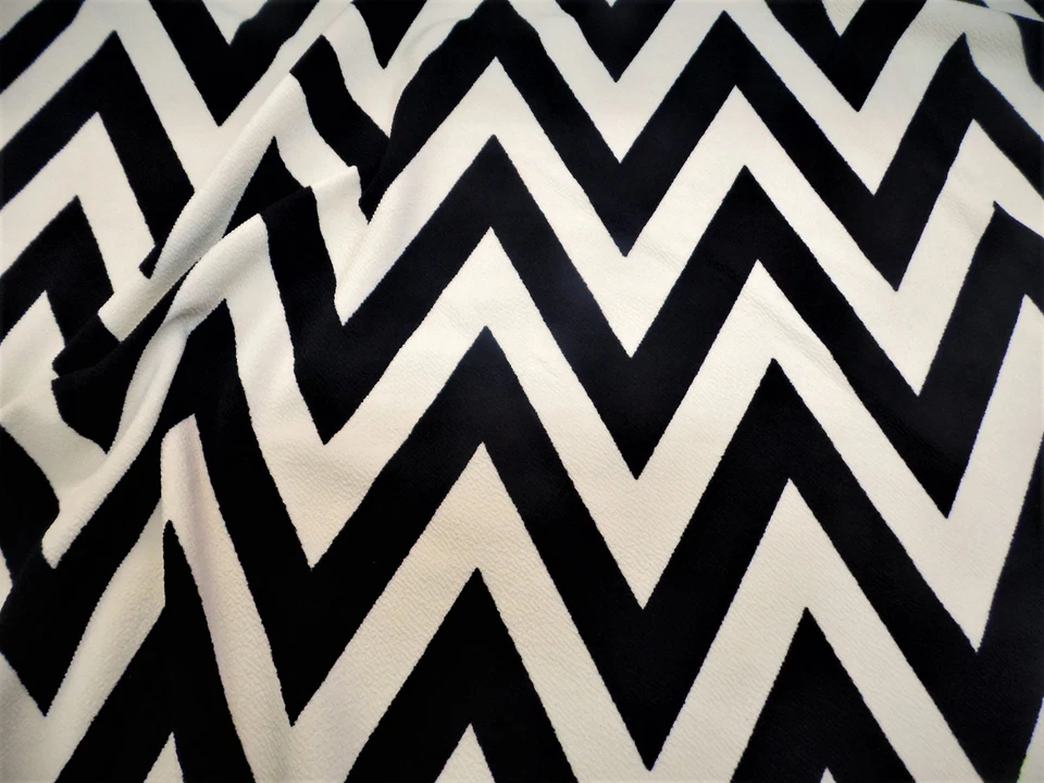 Tela Estampada Liverpool Texturizada 4 Vías Elastizada Chevron Cremallera Zag Negro Arena H200 Foto 1 de 1