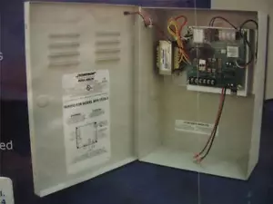 SECURITRON BPS-12/24-1 ALIMENTATORE 120 VAC 1 AMP 12 24VDC 14-1/4 x 9-1/4 x 4 - Foto 1 di 1