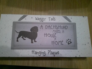 A DACHSHUND  MAKE A HOUSE A HOME HANGING PLAQUE WAGGY TAILS FREE UK POST - Picture 1 of 4