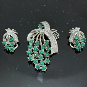 Set orecchini clip spilla strass verde smeraldo tono argento vintage - Foto 1 di 7