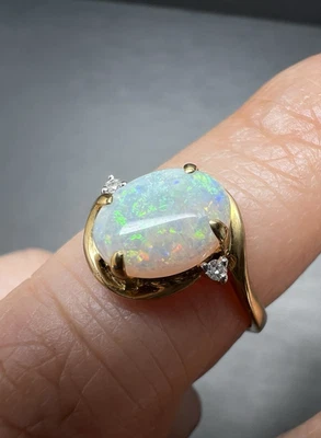 Anillo de oro macizo de 14 quilates con ópalo y diamantes de 9x7 mm Foto 1 de 4