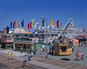 Foto de 16" x 20" Morey's and Hunt's Piers, Wildwood, Nueva Jersey 1978 - Imagen 1 de 1