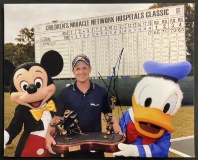 Foto de golf firmada por Luke Donald autografiada 8,5x11 PGA Disney Mickey y el Pato Donald Foto 1 de 2