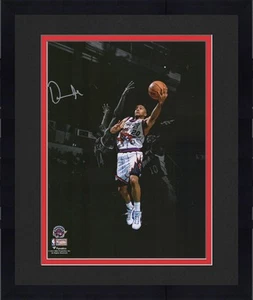 Framed Damon Stoudamire Toronto Raptors Signed 11x14 Spotlight Lay Up Photo - Picture 1 of 1