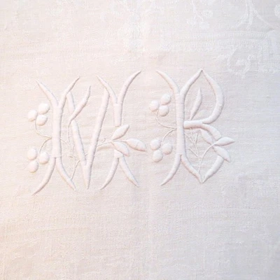 GRANDE NAPPE ANCIENNE DAMASSEE EN LIN BLANC 156 x 222cm MONOGRAMME VB BRODE MAIN - Photo 1/3