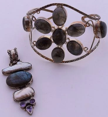Conjunto de brazalete y colgante único de piedras facetadas moradas perlas silvestres azul verde  Foto 1 de 4