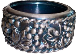 Vintage Zinn Weinflasche Tropfring/Kragen Trauben & Ranken Muster blauer Einsatz - Bild 1 von 11