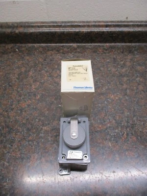 RECEPTÁCULO RUSSELLSTOLL 3744 3 HILOS 4 POLOS 10 AMP 600 VOLTIOS NUEVO Foto 1 de 3