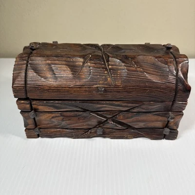 Caja de baratijas de madera rústica tallada a mano correas de hierro uñas cuadradas arte popular primitivo Foto 1 de 4