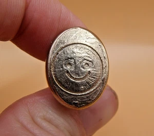 Sello de cera sellado facial sonrisa cansada tono dorado vintage de mediados de siglo - Imagen 1 de 4