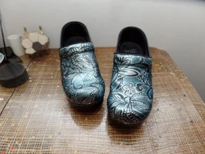 Dansko Denim Floral Clogs Size 38/7.5-8 U.S. - Picture 1 of 13