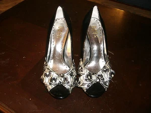 BCBG señora negro gris blanco tacones de vestir talla 7 B - Imagen 1 de 7