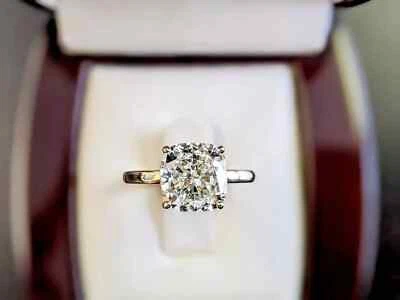 Anillo de compromiso de diamantes cultivados en laboratorio certificado IGI de 4 quilates con cojín de oro amarillo de 14 k Foto 1 de 4