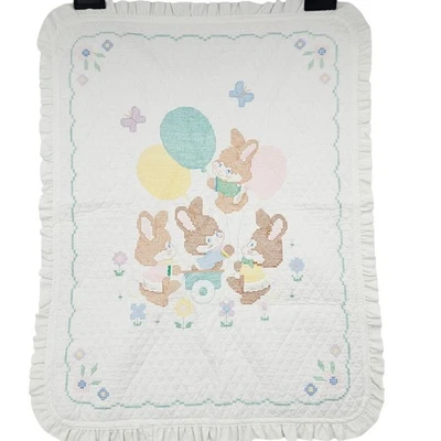 Manta de bebé kitsch bordada acolchada vintage 42x33" pasteles conejitos cabaña  Foto 1 de 4