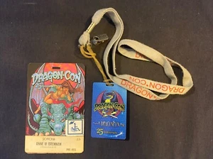 Insignia de convención Dragon Con 2011 y cordón - Imagen 1 de 4
