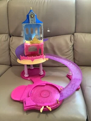 CASTILLO PLANEADOR GLITTER PRINCESA DISNEY con 2 VESTIDOS ENROLLABLES.  ¡JUGUETE RETIRADO! Foto 1 de 4