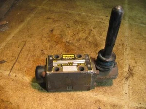 Parker D1VL8NN Directional Control Valve - Picture 1 of 3
