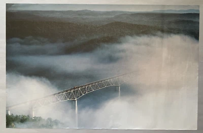 Póster fotográfico vista aérea de reparación de puentes sobre las montañas brumosas Foto 1 de 3