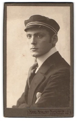 Fotografie Hans Mehlert, Neumünster, Student Franz im Anzug, 1913  - Bild 1 von 2
