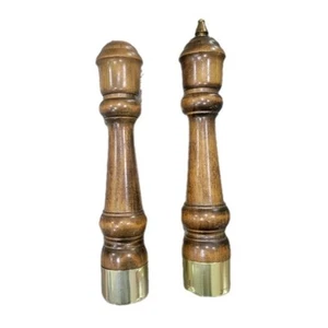 Saleros y pimenteros de madera MCM vintage detalles de latón utensilios de cocina de mediados de siglo - Imagen 1 de 8