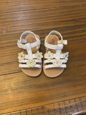 Sandalias blancas para niñas pequeñas talla 5 Foto 1 de 4