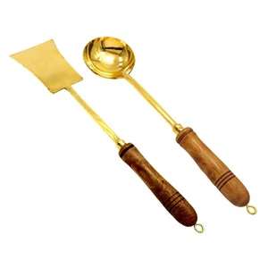 Cucharón y girador de latón con mango de madera para cocinar - Imagen 1 de 5