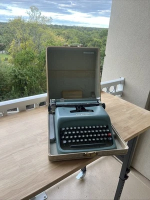 Винтажная пишущая машинка Olivetti-Underwood Olivetti Studio 44 с оригинальным чехлом  - Изображение 1 из 4