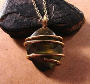 NORTHERN LIGHTS LABRADORITE CRYSTAL PENDANT MERLIN'S GOLD BRONZE 17 - Picture 1 of 3