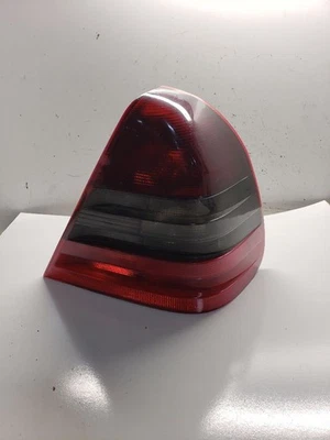 Luz trasera pasajero 202 tipo C230 para 98-00 MERCEDES CLASE C 1366971 Foto 1 de 4