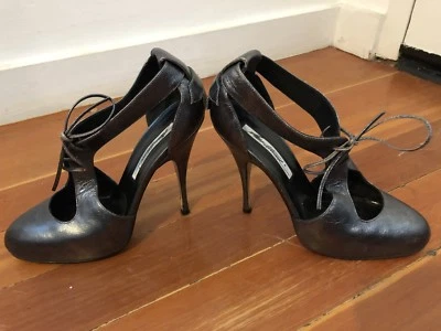 Sapatos de salto agulha Brian Atwood couro cinza metálico com cadarço 38 8 EUA ITÁLIA - Imagem 1 de 4