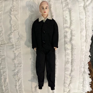 Muñeca de pelo flocado Ken rubia vintage Mattel años 60 en esmoquin negro - Imagen 1 de 12
