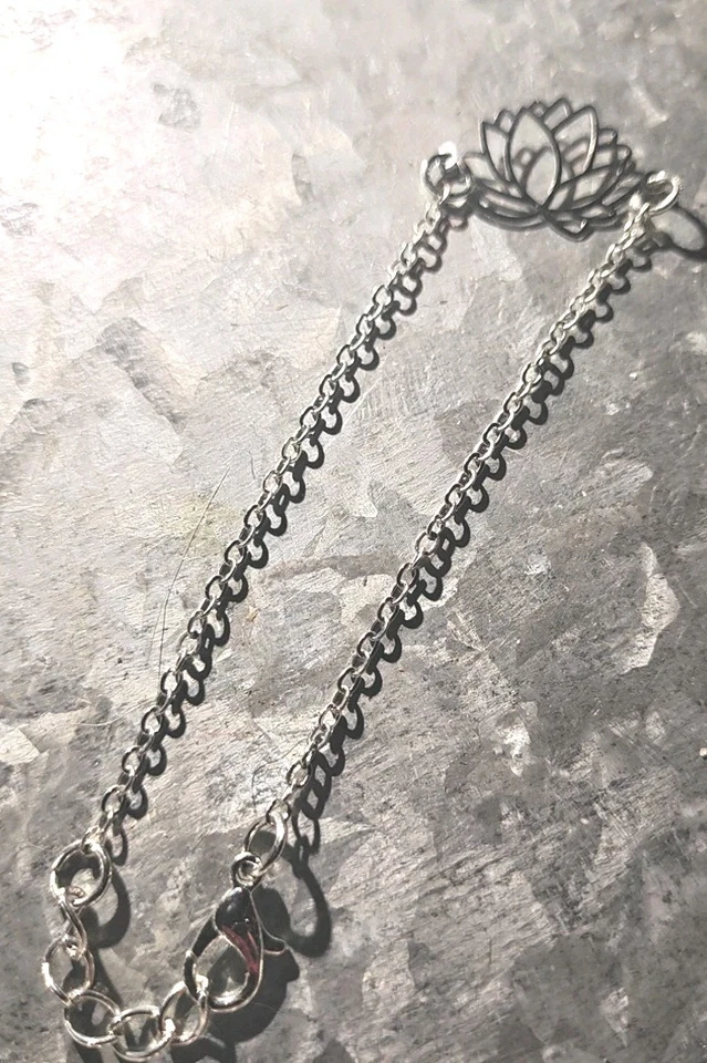 Pulsera de eslabones de moda flor de loto tono plata Foto 1 de 3