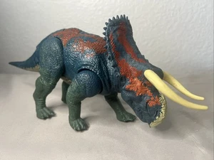 Figura de dinosaurio Nasutoceratops Jurassic World Battle at Big Rock Parque Jurásico - Imagen 1 de 9