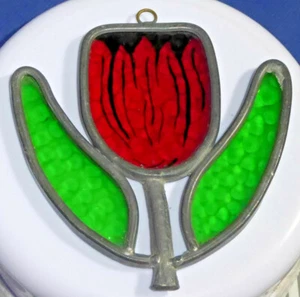 Hermoso vitral tulipán rojo con hojas verdes - Imagen 1 de 3