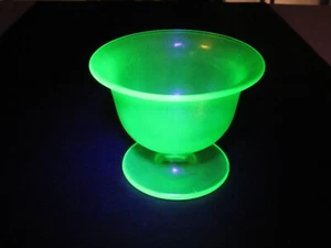 Fenton Green Florentine Stretch Glass Master Nut Server Black Light GLOWS - Picture 1 of 6