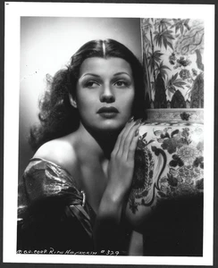 RITA HAYWORTH VINTAGE ORIGINAL PHOTO HOLLYWOOD ACTRESS STUNNING ALLURING PORTRAI - Picture 1 of 2