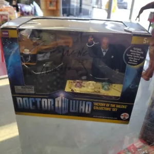 Doctor Who: VICTORY OF THE DALEKS - Juego de figuras de acción - Exclusivo de la SDCC FIRMADO - Imagen 1 de 5