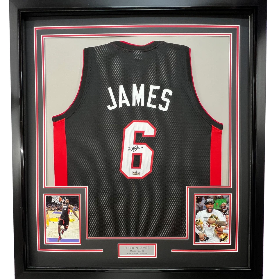 Camiseta deportiva LeBron James 33x42 negra reimpresión láser autografiada facsímil enmarcada Foto 1 de 2