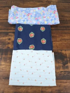 Menge Stoff, Blumen und Erdbeeren, Blautöne, 1 Pfund 5 Unzen - Bild 1 von 4