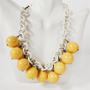 Collar gargantilla vintage de eslabones de cadena de baquelita Lucite blanco y amarillo - Imagen 1 de 5