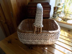 Vintage wicker basked decorated with vintage cotton lace & crochet detailing - Imagen 1 de 10