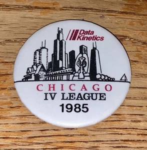 Vintage Chicago IV League 1985 Data Kinetics 2,25" Button mit Metall Pinback - Bild 1 von 2