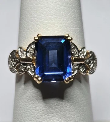 Anillo Estate de oro amarillo de 10 quilates, zafiro azul - corte esmeralda. Acentos de diamante Foto 1 de 4