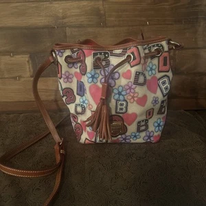 Bolso Cubo De Colección Dooney & Bourke Graffiti Flor y Corazón Correa Larga-Fue Muestra-Raro - Imagen 1 de 7