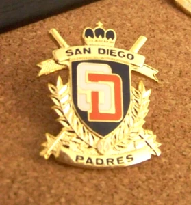 San Diego Padres SD logo crest lapel pin v1 1996 shiny gold front MLB - Picture 1 of 8